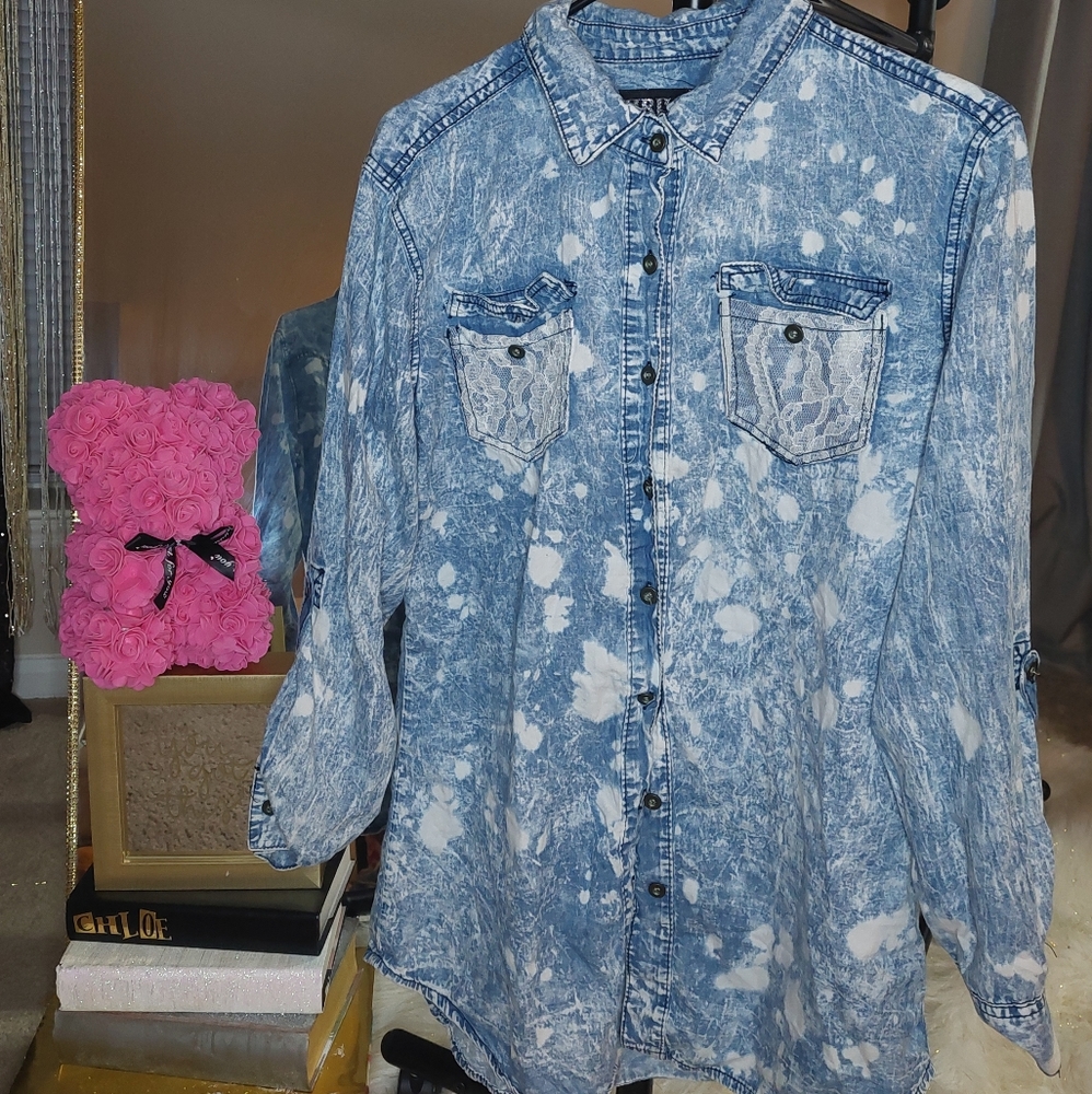 *NEVER WORN*  Trill XL light Denim acid wash long sleeve shirt